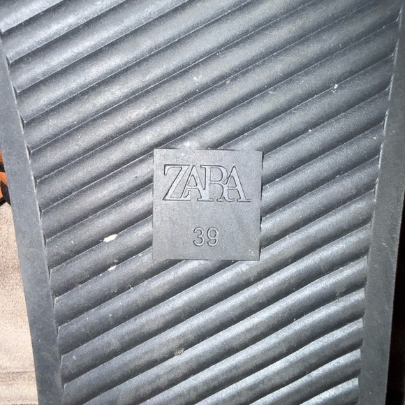 Zara Black Ribbed Sole - Picture 3 of 3